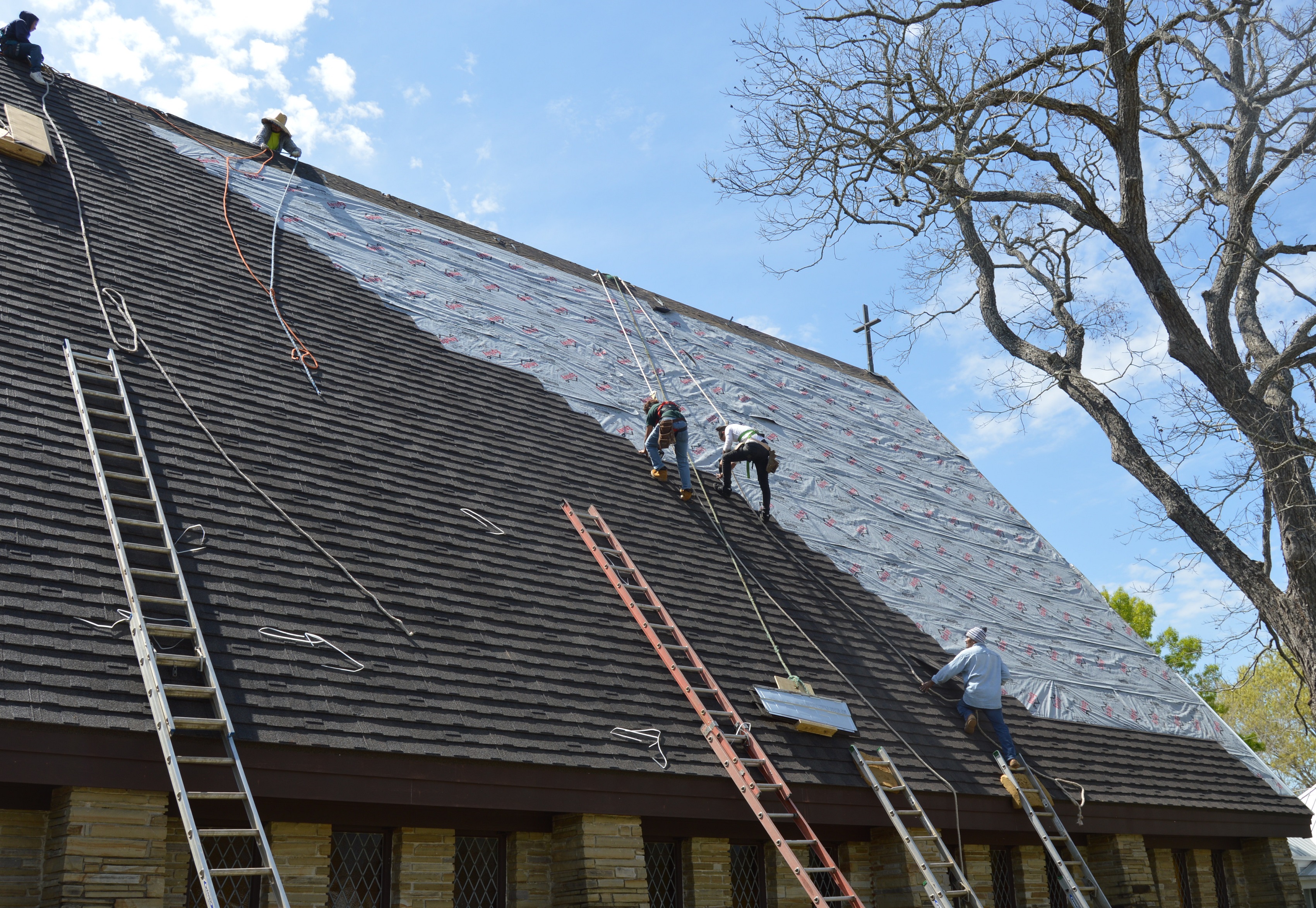 Church roofing project attracts onlookers | Navasota Examiner